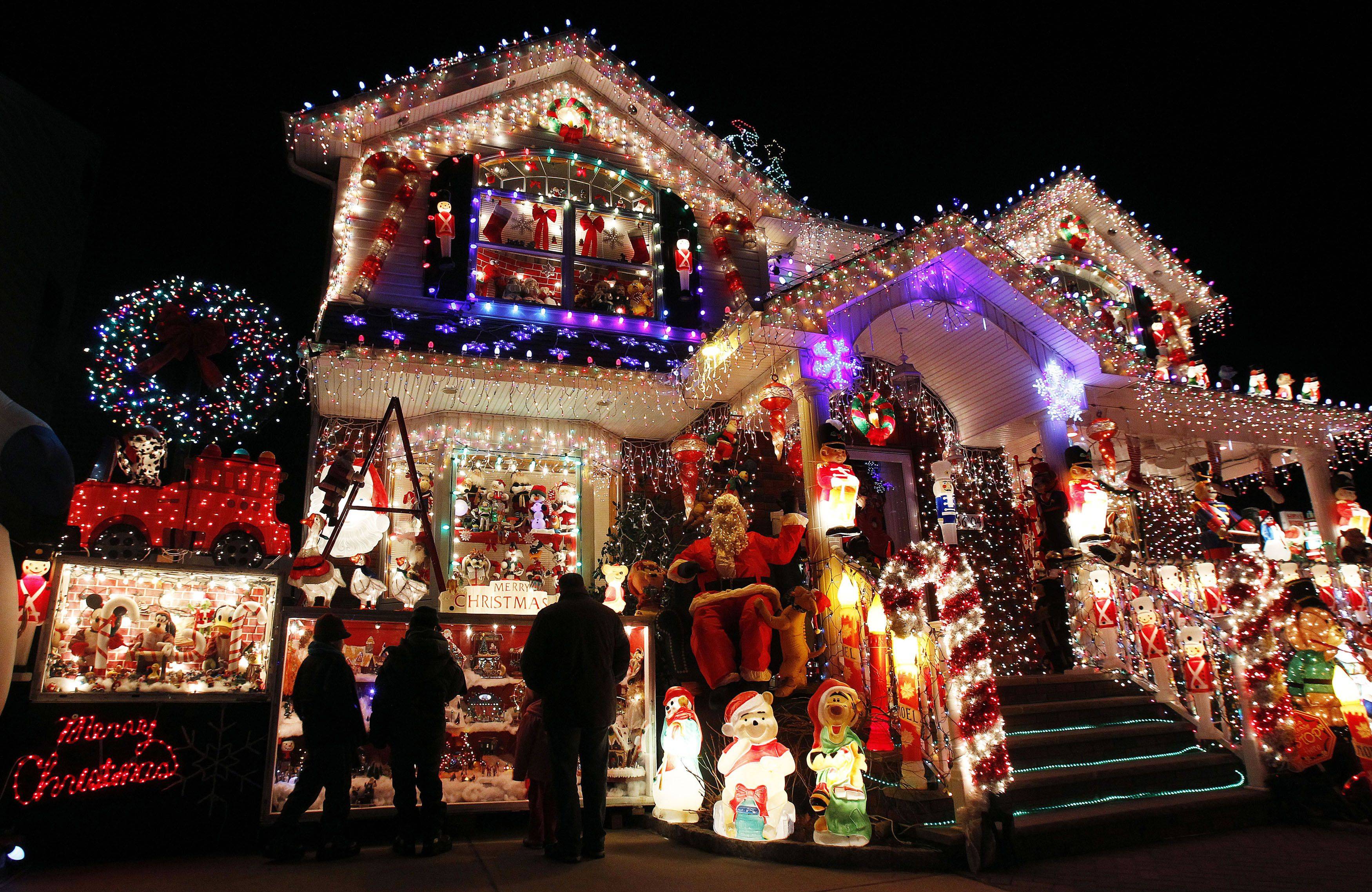 Creative Christmas Decorated Houses 