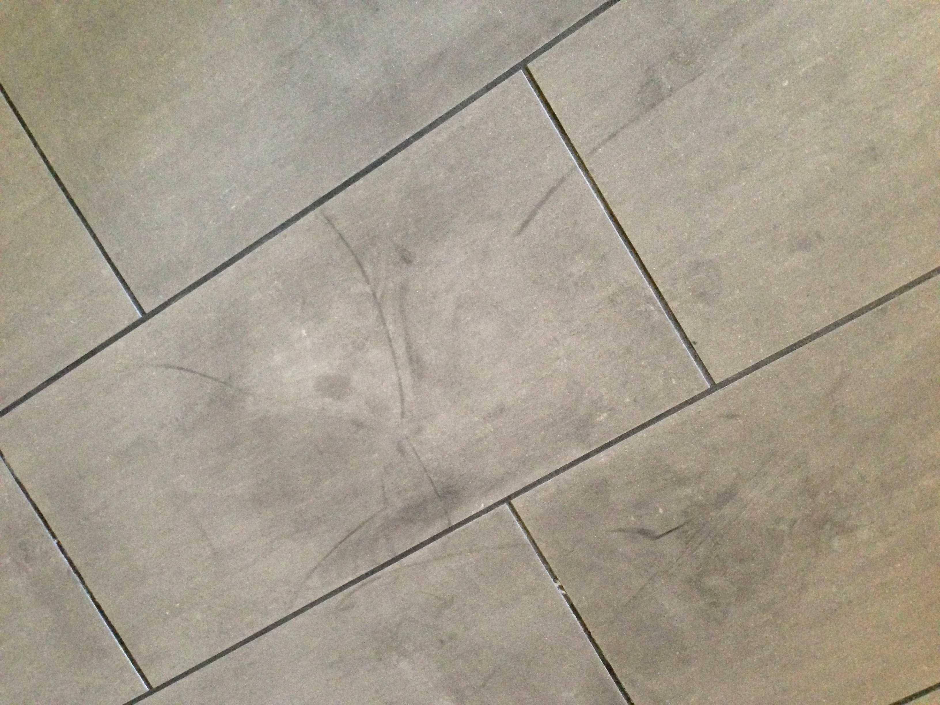 Light floor tiles with ebony grout